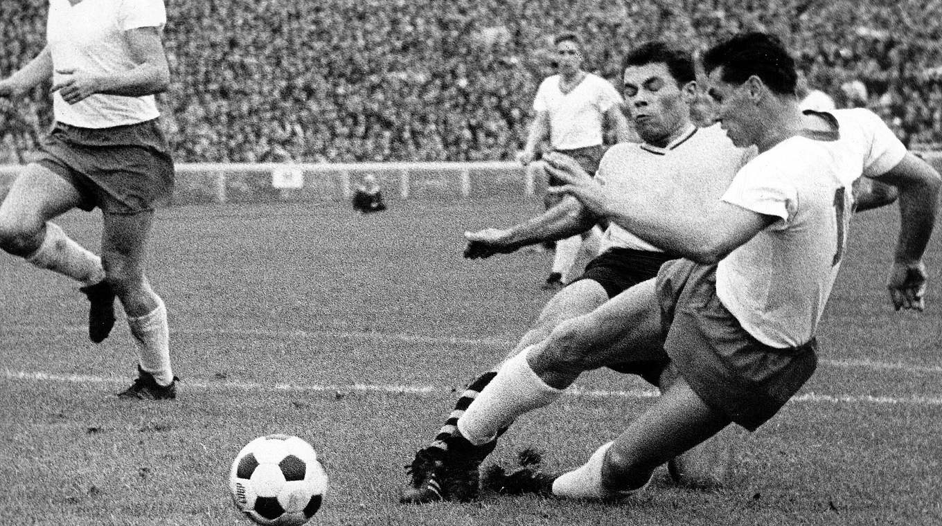 Erster Bremer Streich: Willi Soya (r.) trifft am 24. August 1963 zum 1:1 gegen BVB © imago sportfotodienst