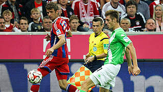Knapper Heimsieg im Hinspiel: Müller (l.) und Bayern gegen Knoches Wolfsburger © imago/Eibner