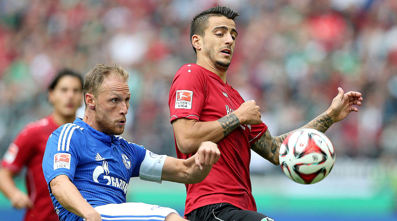 "Reviersportler 2014": Benedikt Höwedes (l.) im Hinspiel gegen Hannover © Getty Images