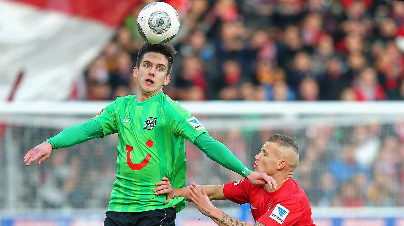 Testspieler beim SV Wehen Wiesbaden: Valmir Sulejmani von Hannover 96 (l.) © 2013 Getty Images