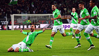 Großer Jubel beim VfL: Bas Dost (r.) gelingt ein Doppelpack © 2015 Getty Images