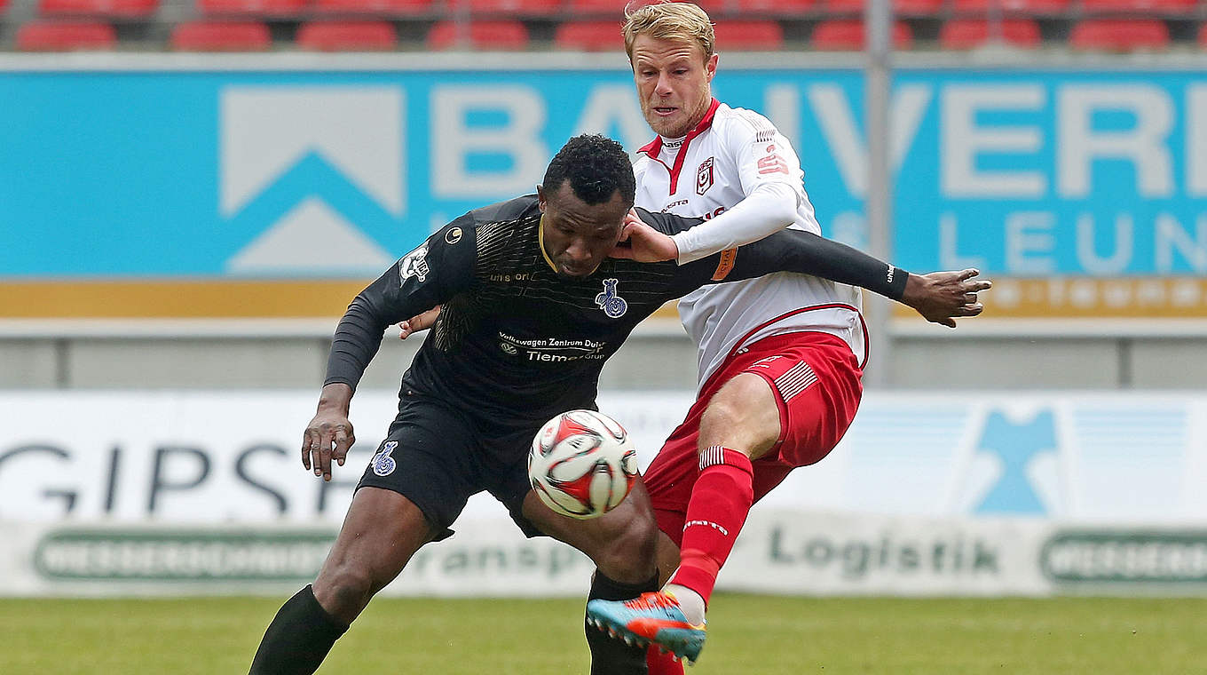 In der Nachspielzeit wird es turbulent: Duisburgs Onuegbu und Halles Jansen © 2015 Getty Images