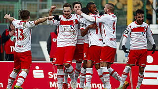 Feiern erfolgreichen Start gegen Cottbus: Rot-Weiß Erfurt (v.l.) © 2015 Getty Images