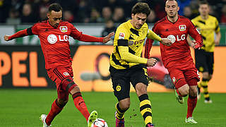 Duell der Nationalspieler: Leverkusens Bellarabi (l.) gegen Dortmunds Hummels © AFP/GettyImages