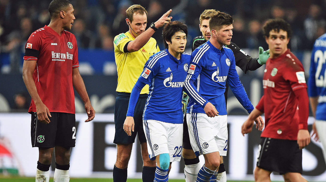 Wermutstropfen beim Schalker Sieg: Rot für Huntelaar (r.) © 2015 Getty Images