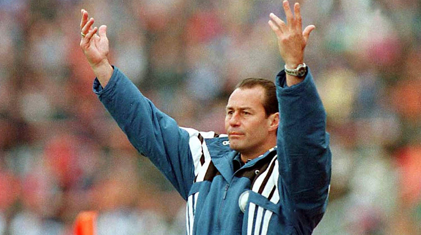 Vor seinem 350. Bundesligaspiel: Trainer Huub Stevens, hier beim Debüt auf Schalke 1996 © 
