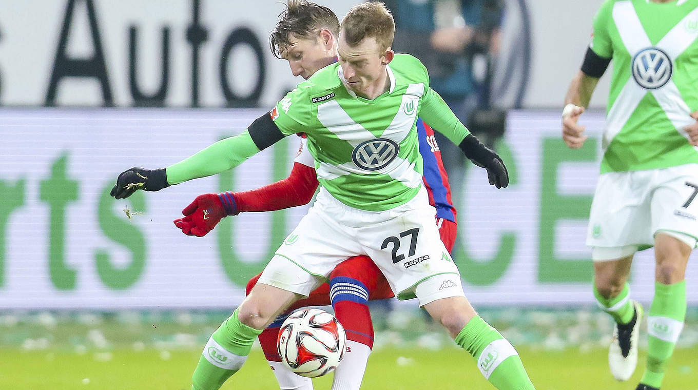 Maximilian Arnold is strong in a tackle, as he is here against Bastian Schweinsteiger © imago/ActionPictures