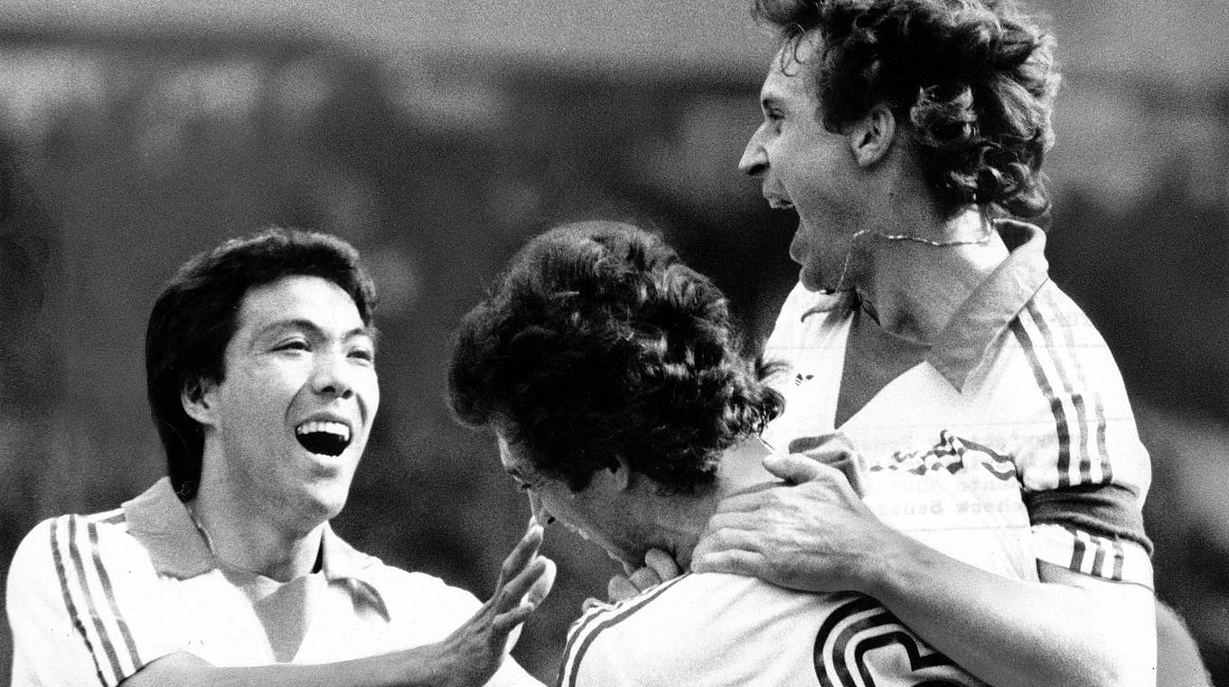 Jubel mit Torschützen: Flohe, Cullmann und Okudera (v.r.), feiern 1978 Sieg gegen VfB © imago sportfotodienst