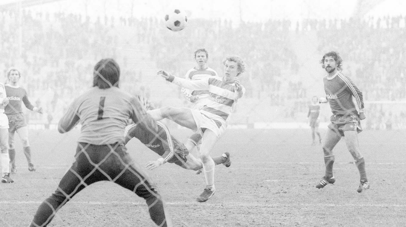 Aus in Runde drei: Gerd Müller (r.) und die Bayern unterliegen Duisburg 1975 © imago sportfotodienst