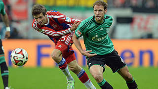 Kein Sieger im Duell der Weltmeister: Bayerns Müller gegen Schalkes Höwedes (r.) © AFP/GettyImages