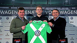 Welcome to Wolfsburg: Schürrle pictured with manager Hecking and Sporting Director Allofs © 