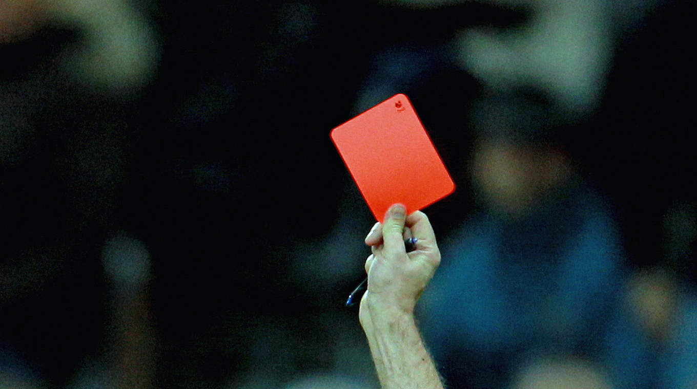 Ein Platzverweis und die Folgen: Was passiert, wenn Spieler Rot sehen? © 2011 Getty Images
