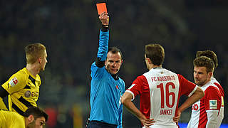 Muss zwei Spiele zwangspausieren: Augsburgs Zugang Christoph Janker (3.v.l.) © AFP