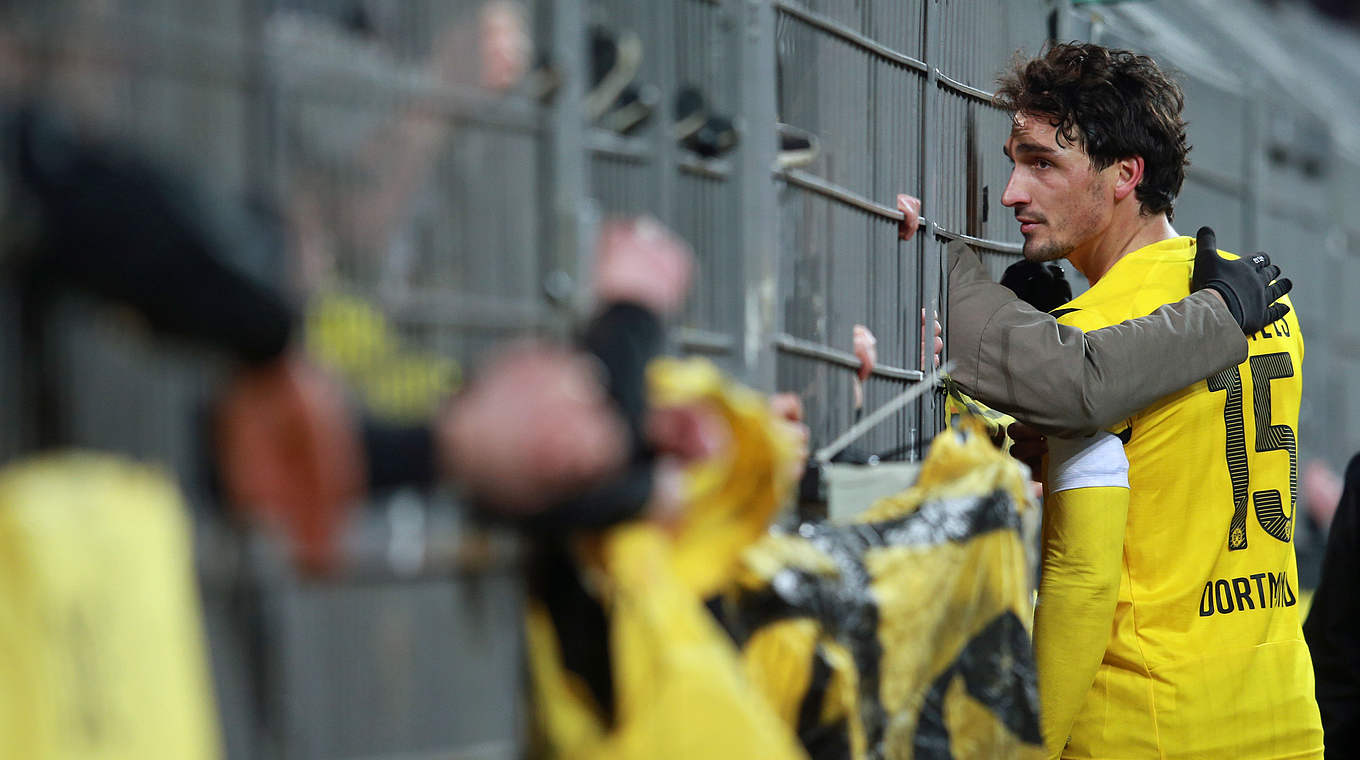 Der Kapitän stellt sich der Kritik der Fans: Mats Hummels nach dem Augsburg-Spiel © 2015 Getty Images
