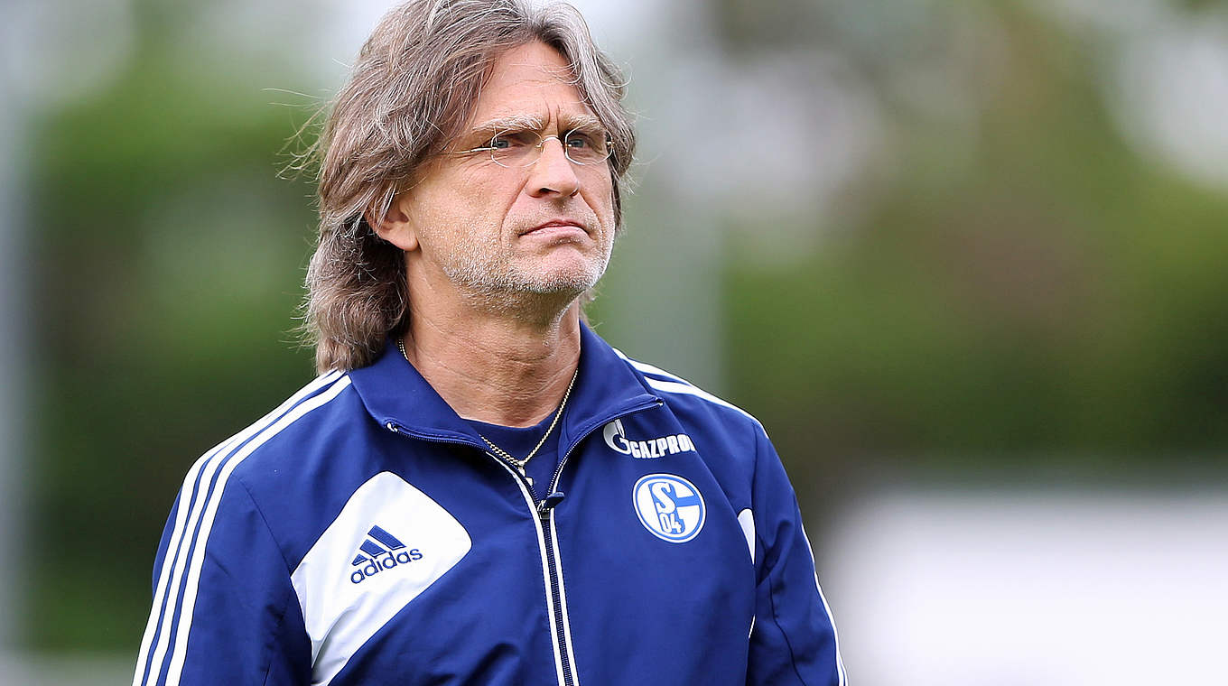 Mit dem FC Schalke 04 erfolgreich: Trainer Norbert Elgert © 2014 Getty Images