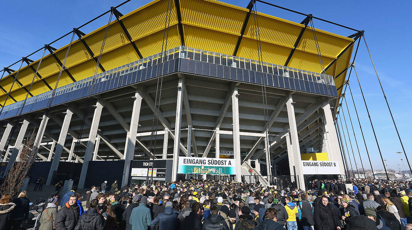 Rekordkulisse: Die Fans strömen in den Aachener Tivoli © 2015 Getty Images