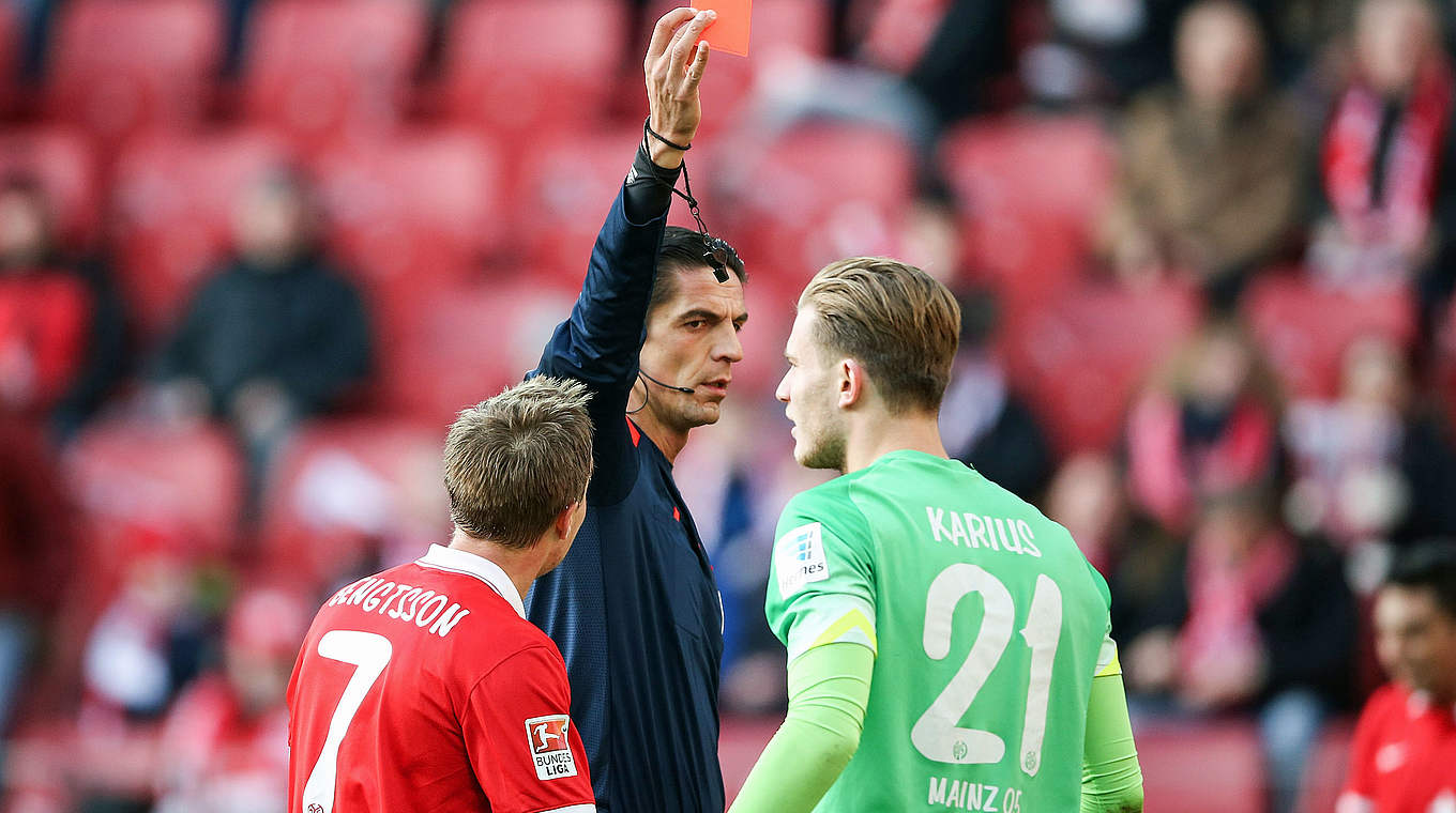 Spielentscheidende Szene?: Mainz' Keeper Niklas Lomb sah bereits in der vierten Minute die Rote Karte. Hertha nutzte die Überzahl eiskalt und schoss sich mit einem 2:0 raus aus der Krise. © 2015 Getty Images