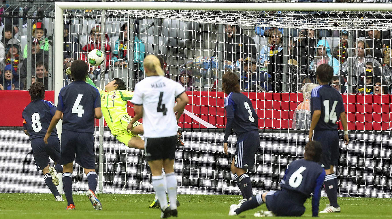 Goal against the World Champions: Leonie Maier scores against Japan in 2013 © imago