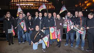 Draußen: Die Fan Club-Betreuer vor dem Stage Theater an der Elbe. © Fan Club Nationalmannschaft