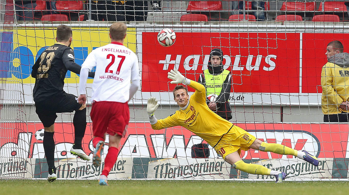 Hallescher FC gegen MSV Duisburg: Torhüter Niklas Lomb sah bereits in der vierten Minute die Rote Karte. Duisburgs Zlatko Janjić verwandelte den Eltmeter. © 2015 Getty Images