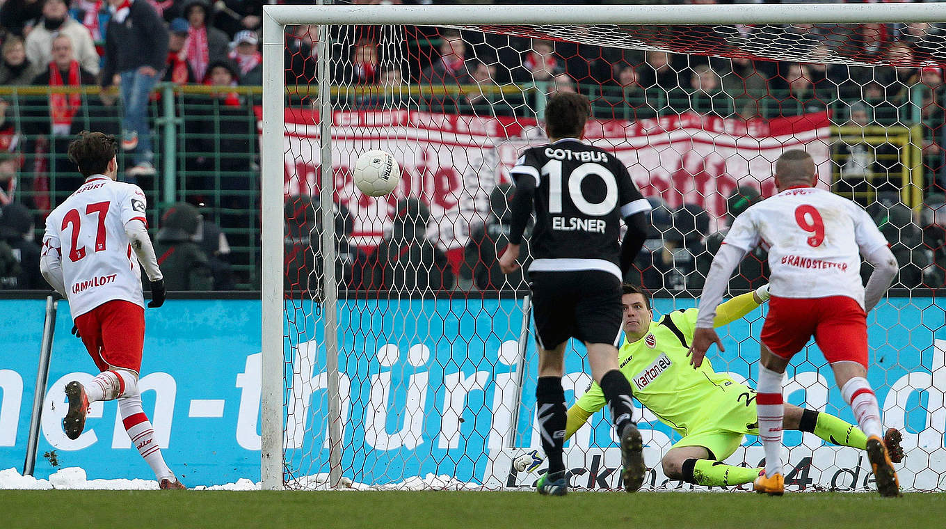 2:0-Heimsieg für Rot Weiß Erfurt gegen Energie Cottbus: Carsten Kammlott traf in der 60. Spielminute per Elfmeter © 