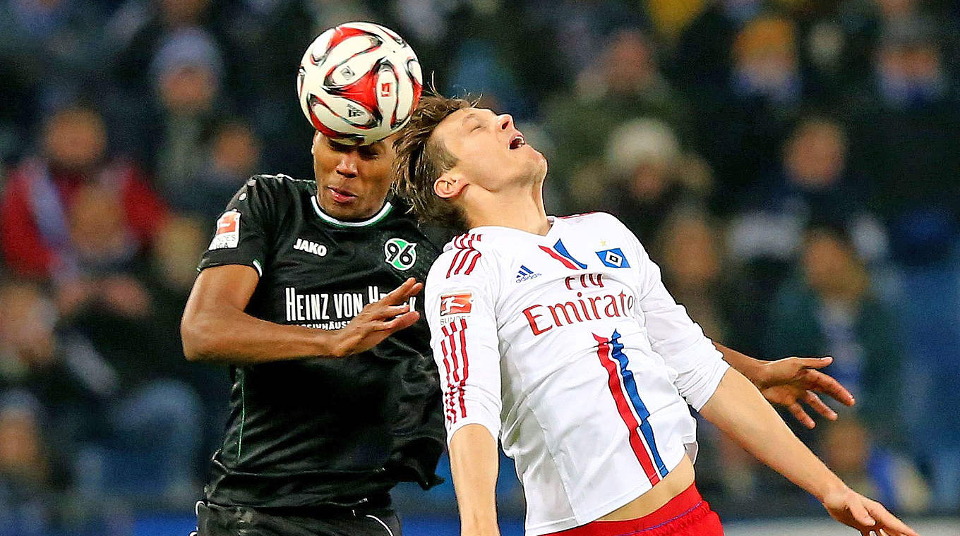 Der Hamburger SV befreit sich weiter von den Abstiegsplätzen. Marcell Jansen (r.) steuerte einen Treffer zum 2:1 gegen Hannover 96 bei. © 2015 Getty Images