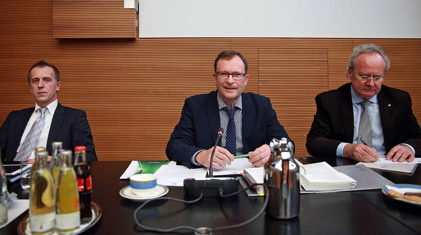 Verhandlung in Frankfurt: das DFB-Sportgericht um den Vorsitzenden Lorenz (M.) © 2015 Getty Images
