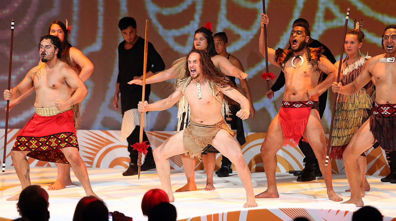 Folklore in Wellington: Performance at the draw © MICHAEL BRADLEY/AFP/Getty Images