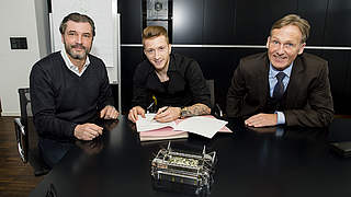 Marco Reus signing his contract alongside Michael Zorc and Hans-Joachim Watzke © Borussia Dortmund GmbH & Co. KGaA