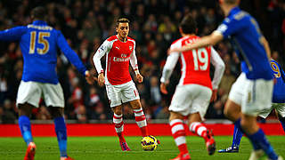 Fünfter Scorerpunkt in den letzten vier Spielen: Arsenal-Regisseur Mesut Özil (2.v.l.) © 2015 Getty Images
