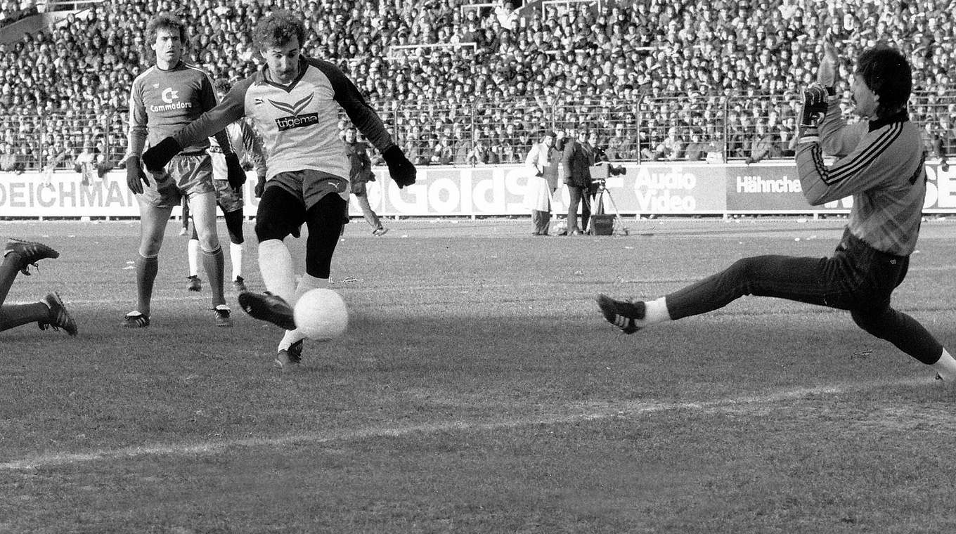 Doppelpack gegen die Bayern: Rudi Völler bezwingt 1985 Raimond Aumann (r.) doppelt © imago sportfotodienst
