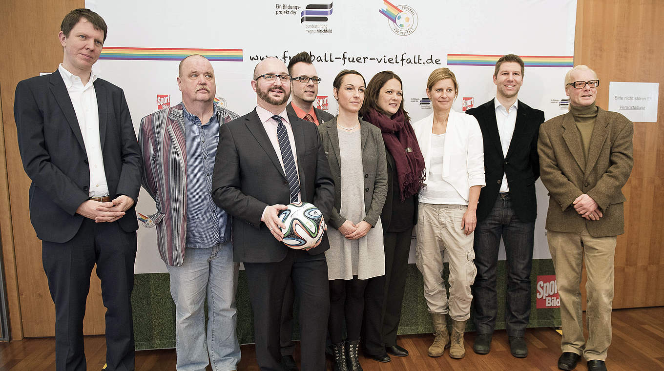 Mit Hitzlsperger (l.): Podiumsdiskussion zum Thema "Fußball für Vielfalt" in Berlin © Max Schwarzlose