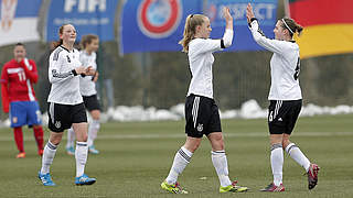 Feiern den Sieg: Lea Schüller (2.v.r.) und Nina Ehegötz (r.) © 2015 Getty Images