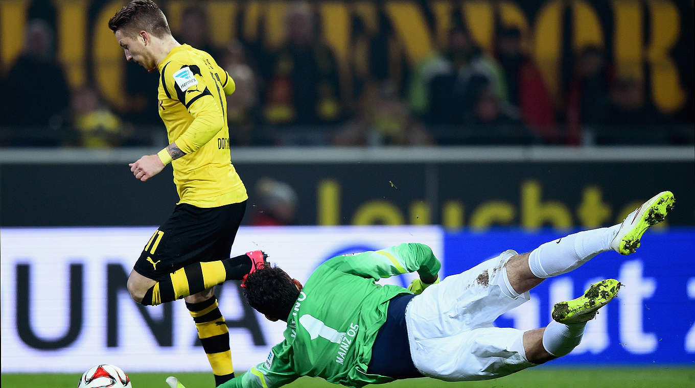 Marco Reus coolly rounds the keeper before slotting home to make it 2-1 © 2015 Getty Images