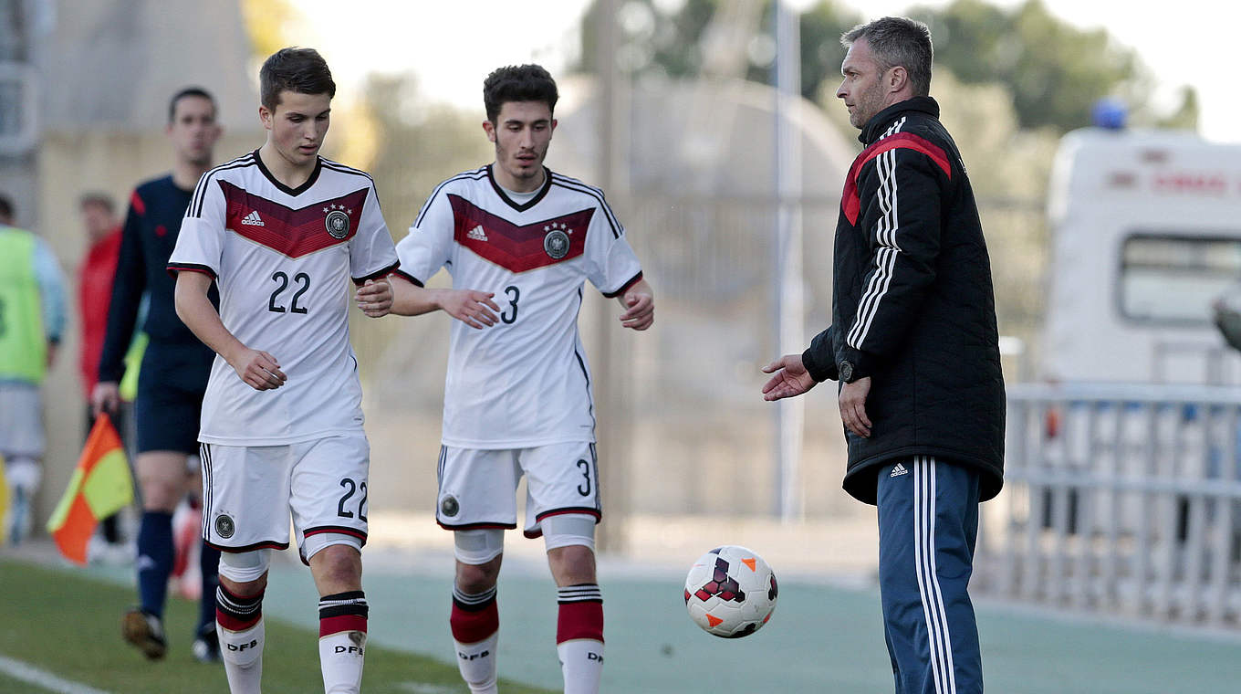 "Mit dem Auftakt zufrieden": DFB-Trainer Wück (r.) © 2015 Getty Images