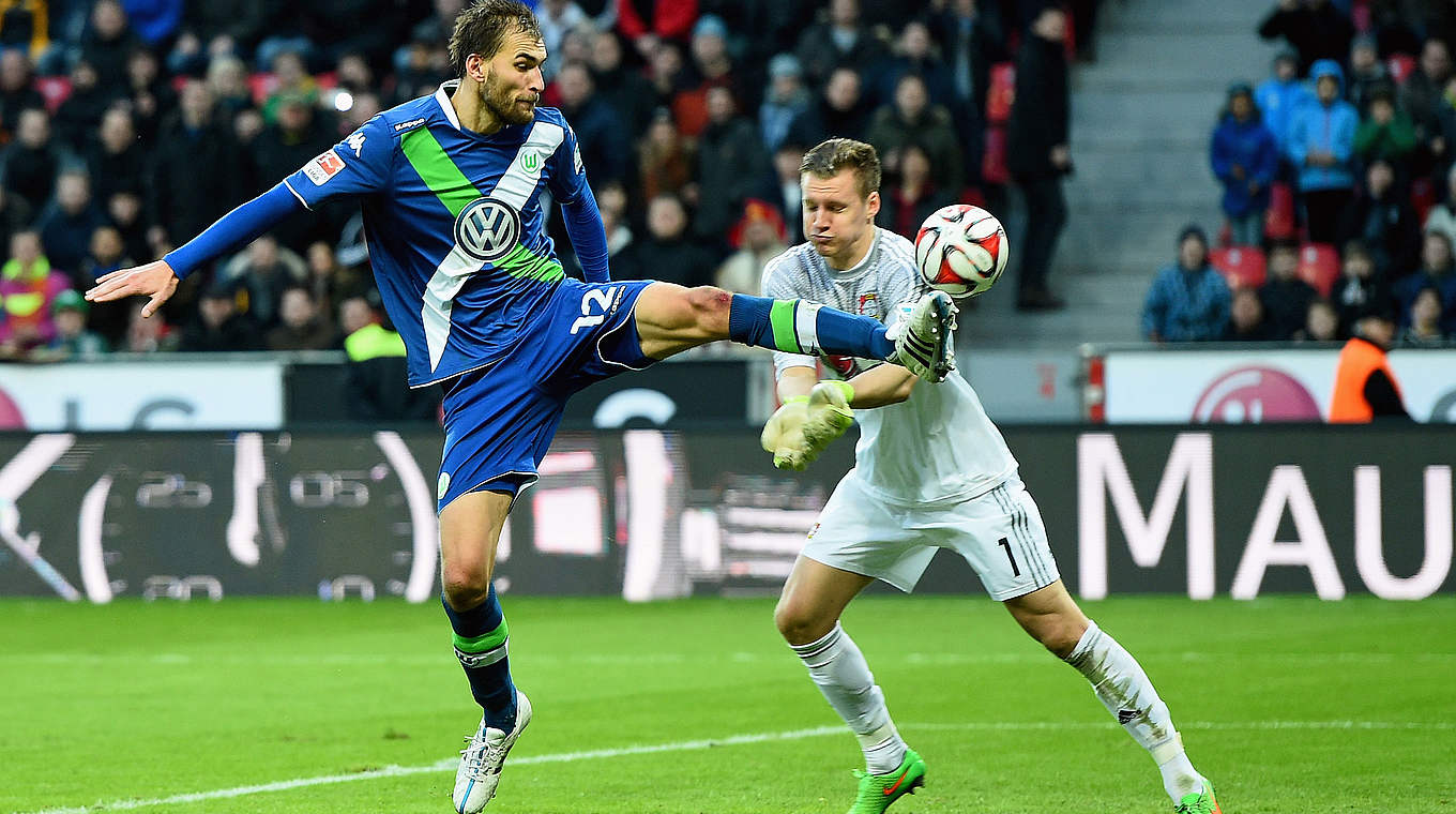 Spätes Tor Nummer eins: Bas Dost (v.) trifft zum Wolfsburger Sieg © 2015 Getty Images