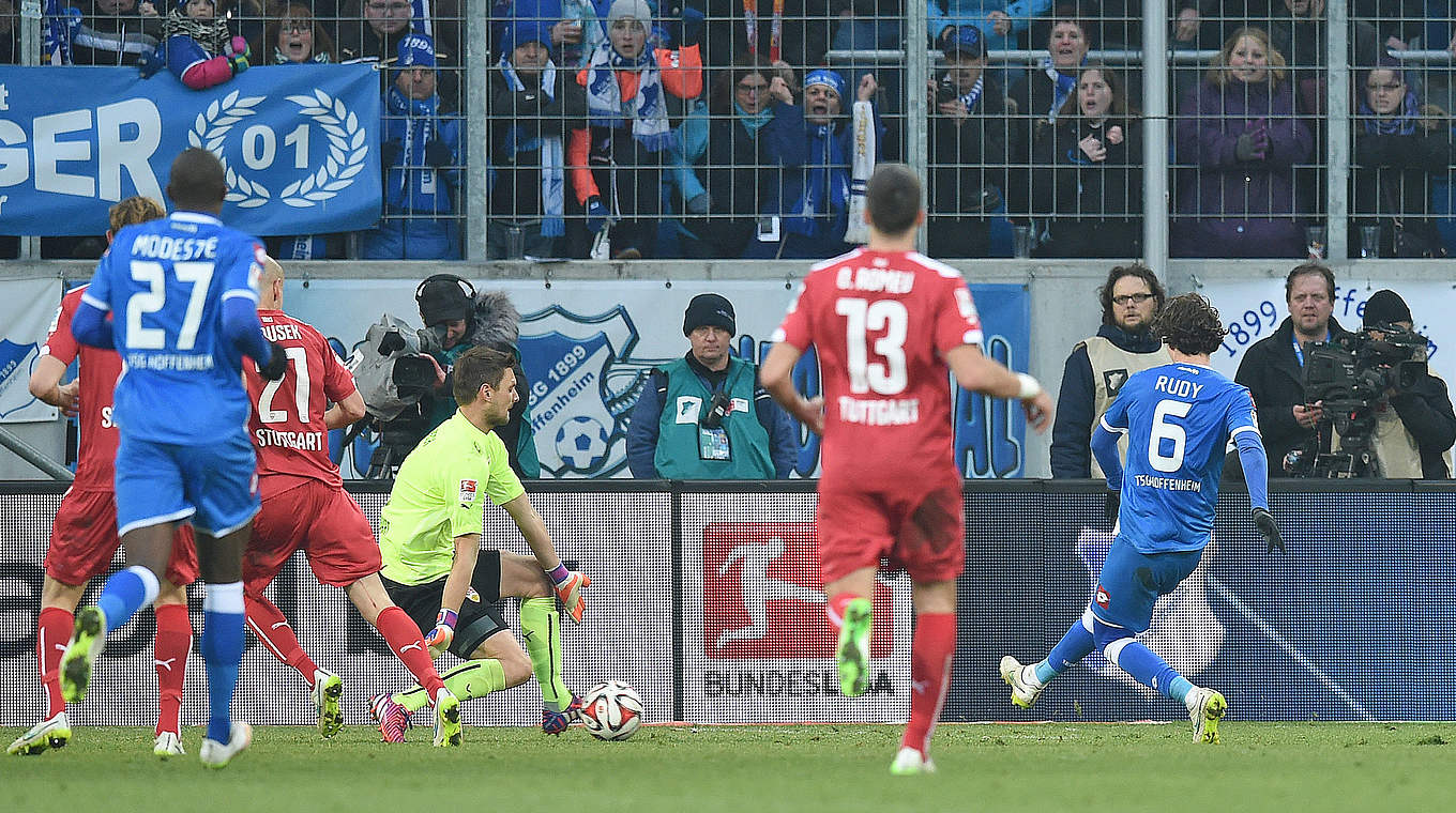 Spätes Tor Nummer drei: Sebastian Rudy (r.) schockt den VfB Stuttgart © 2015 Getty Images