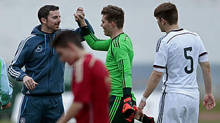 Dank an den Matchwinner: Meikel Schönweitz (l.) und Keeper Bennett Schauer © 2015 Getty Images