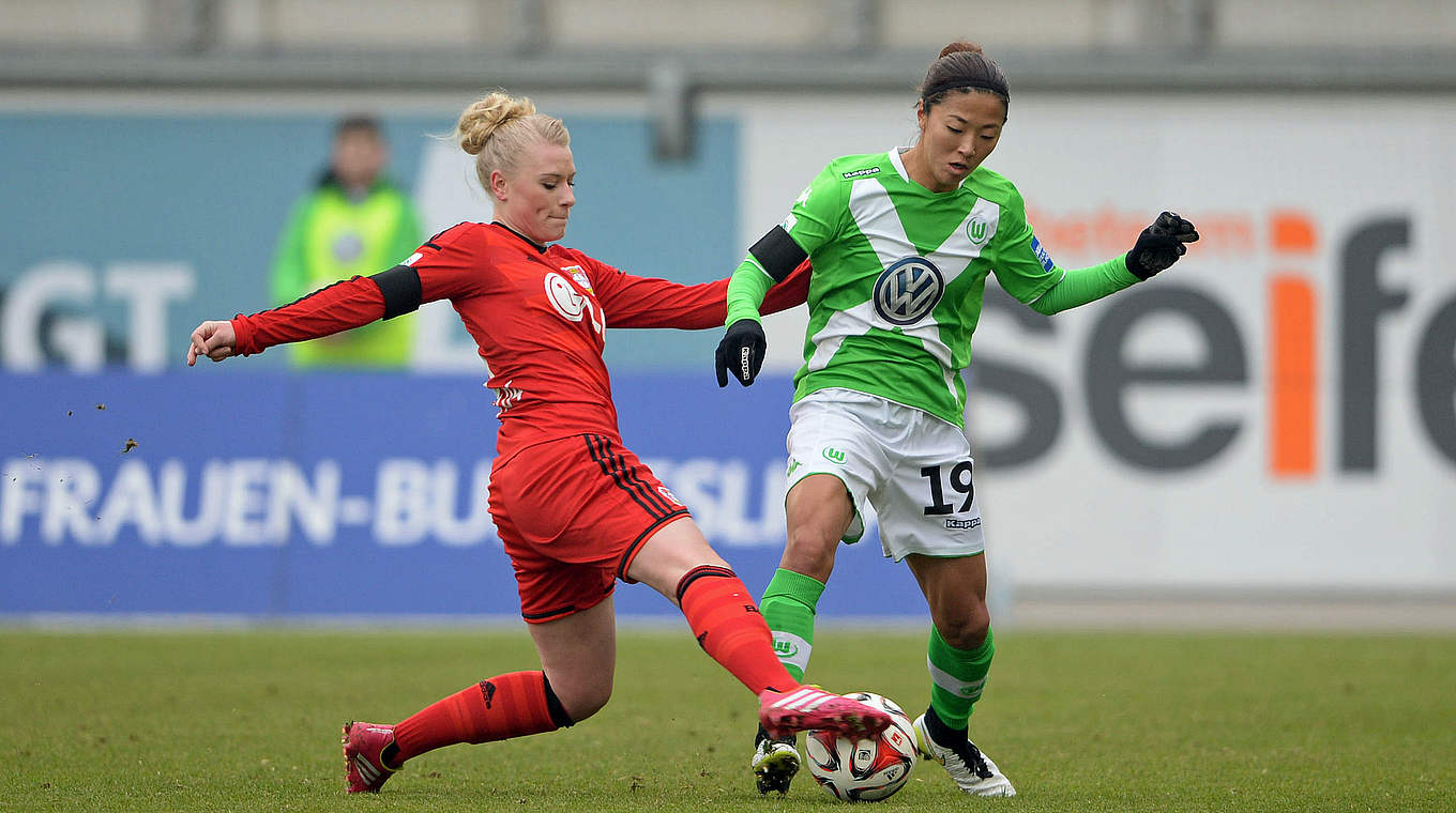 A physical clash between Wolfsburg and Leverkusen © Jan Kuppert