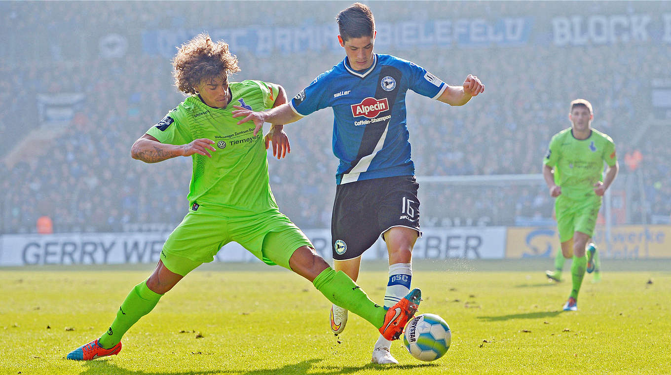 Zweikampf: Rolf Feltscher (l.) gegen Bielefelds Dennis Mast © 2015 Getty Images