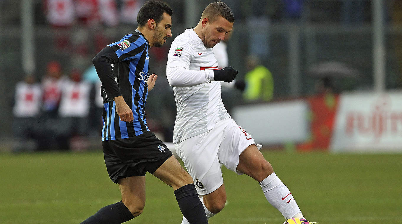Spielte beim 4:1 Inter Mailands in Bergamo über 90 Minuten durch: Lukas Podolski (r.) © 2015 Getty Images