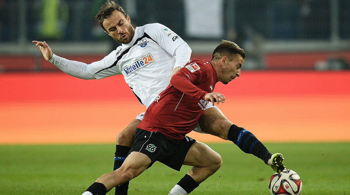 Zweikampf: Paderborns Meha (h.) gegen Pereira von Hannover 96 © 2015 Getty Images