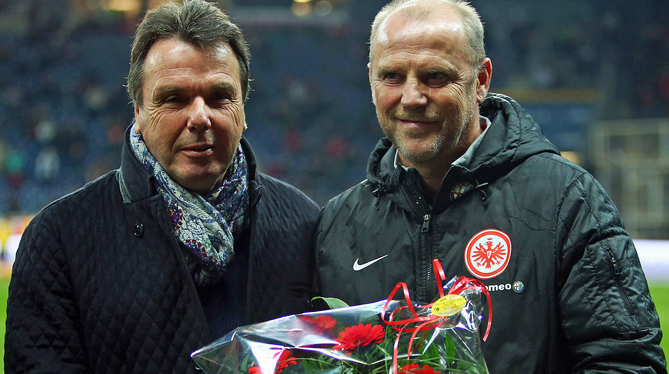 Blumen zum Jubiläum: 500. Bundesliga-Spiel als Trainer für Thomas Schaaf (r.) © 2015 Getty Images