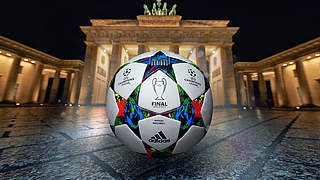 Präsentiert worden: Der Spielball für die K.-o.-Phase der UEFA Champions League © adidas
