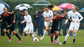 Typisches Wetter: Deutschlands U 17-Juniorinnen gegen England © 2015 Getty Images