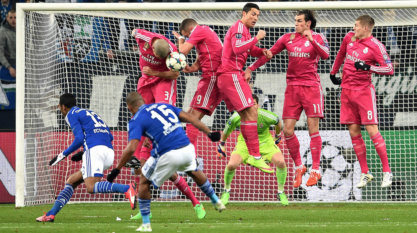 Getroffen: Aogo (v.) schießt in Real-Mauer aus Pepe, Benzema, Ronaldo, Bale und Kroos © 2015 Getty Images