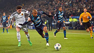 Laufduell: Taulant Xhaka (l.) gegen Portos Yacine Brahimi © AFP/Getty Images