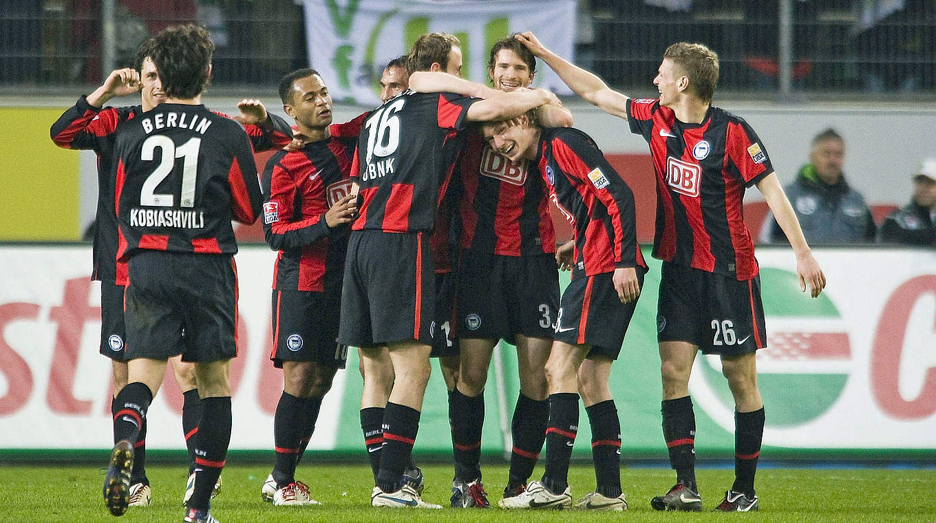 Friedrich (3.v.r.) übers 5:1 Sieg in Wolfsburg 2010: "Das hatte keiner erwartet" © imago sportfotodienst