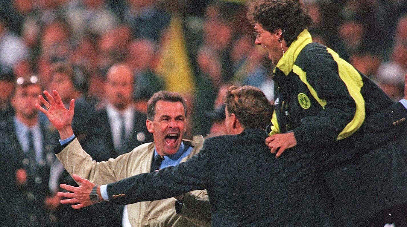 Der Champions-League-Siegermacher: BVB-Coach Ottmar Hitzfeld (l.) jubelt 1997 © Bongarts/Getty Images