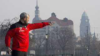 Da geht's lang in Dresden: Trainer Peter Németh weist den Weg © imago/Robert Michael
